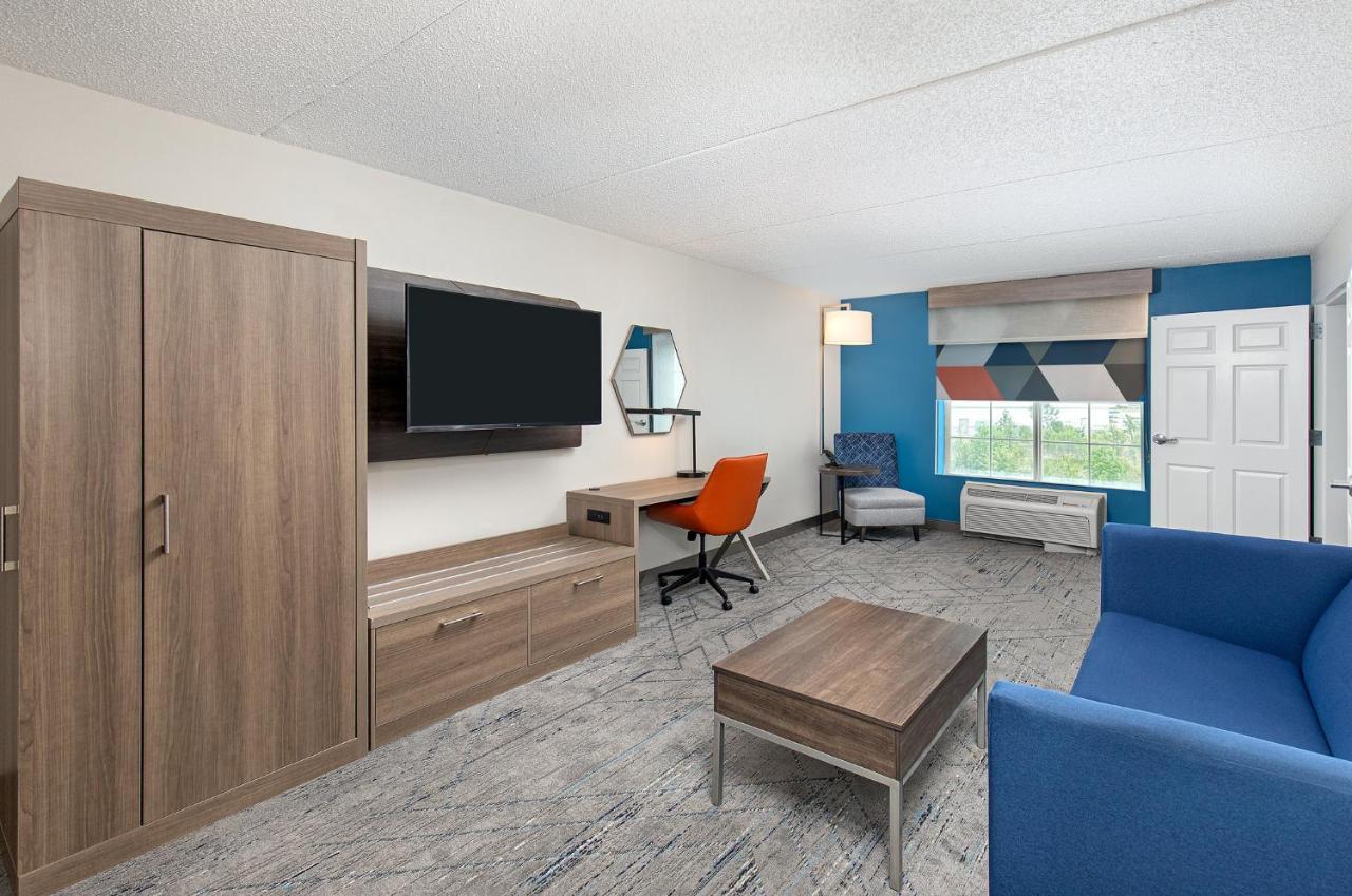 Holiday Inn Express & Suites Columbus At Northlake By Ihg Exterior foto