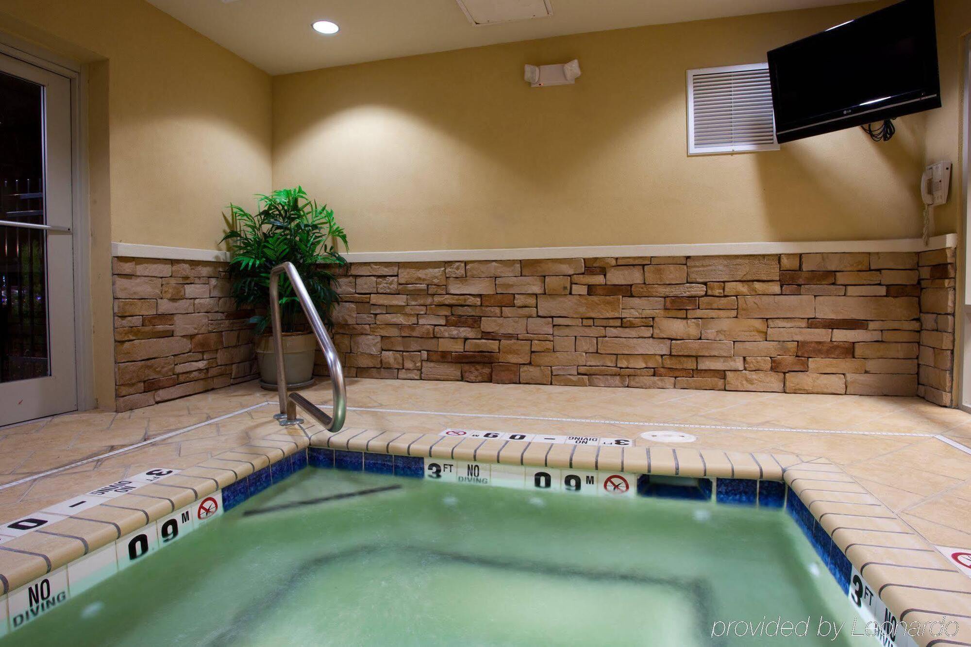 Holiday Inn Express & Suites Columbus At Northlake By Ihg Exterior foto
